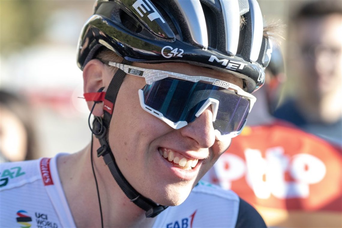 Pogačar se že poigrava s tekmeci
