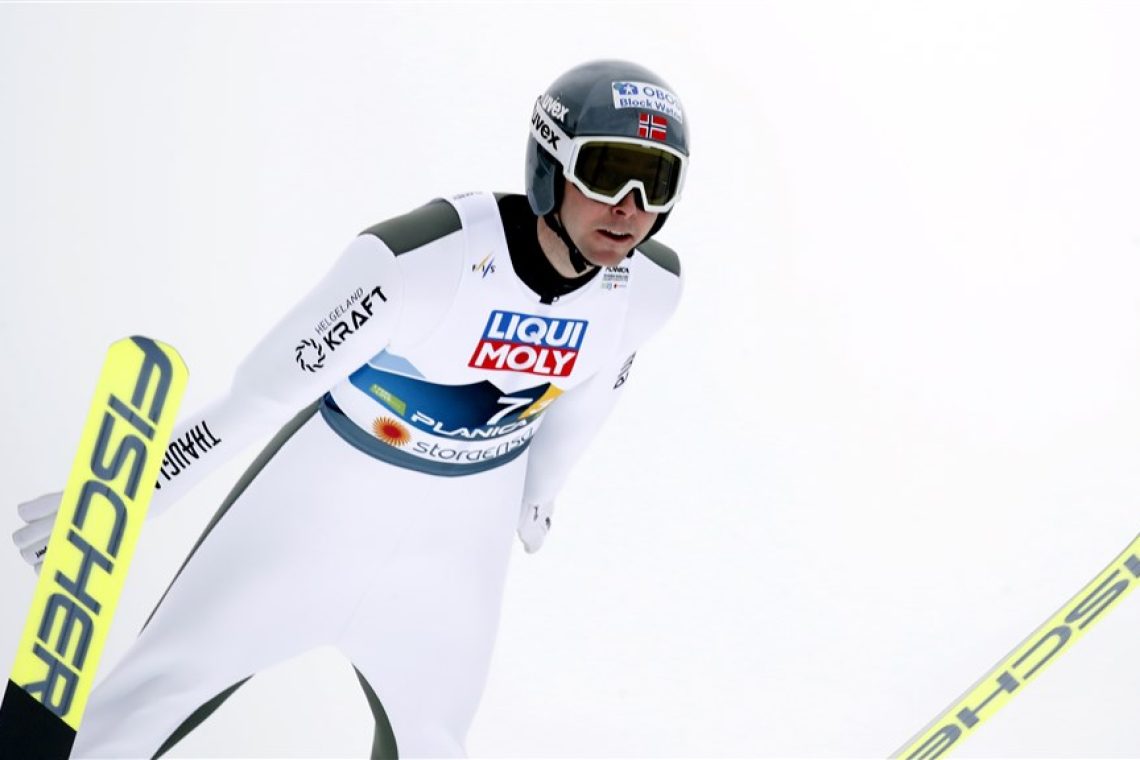 Norveška po skokih v vodstvu mešane ekipne tekme, Slovenija sedma