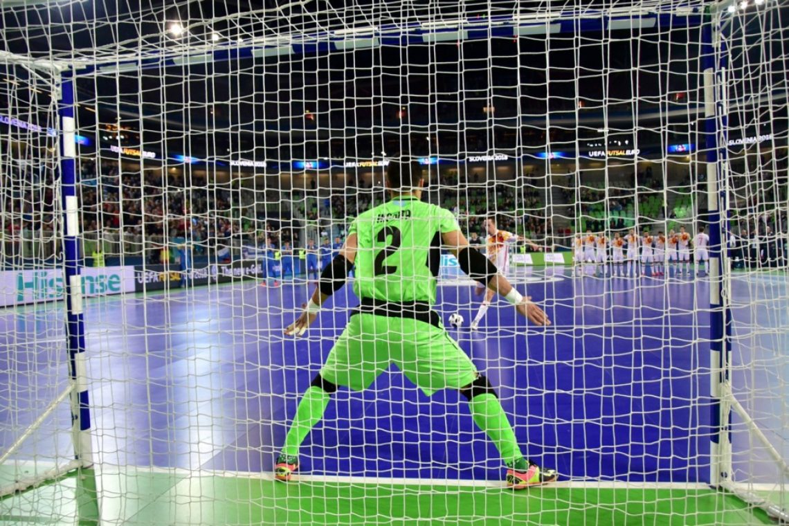 Slovenski futsalski reprezentanti drevi s Španijo