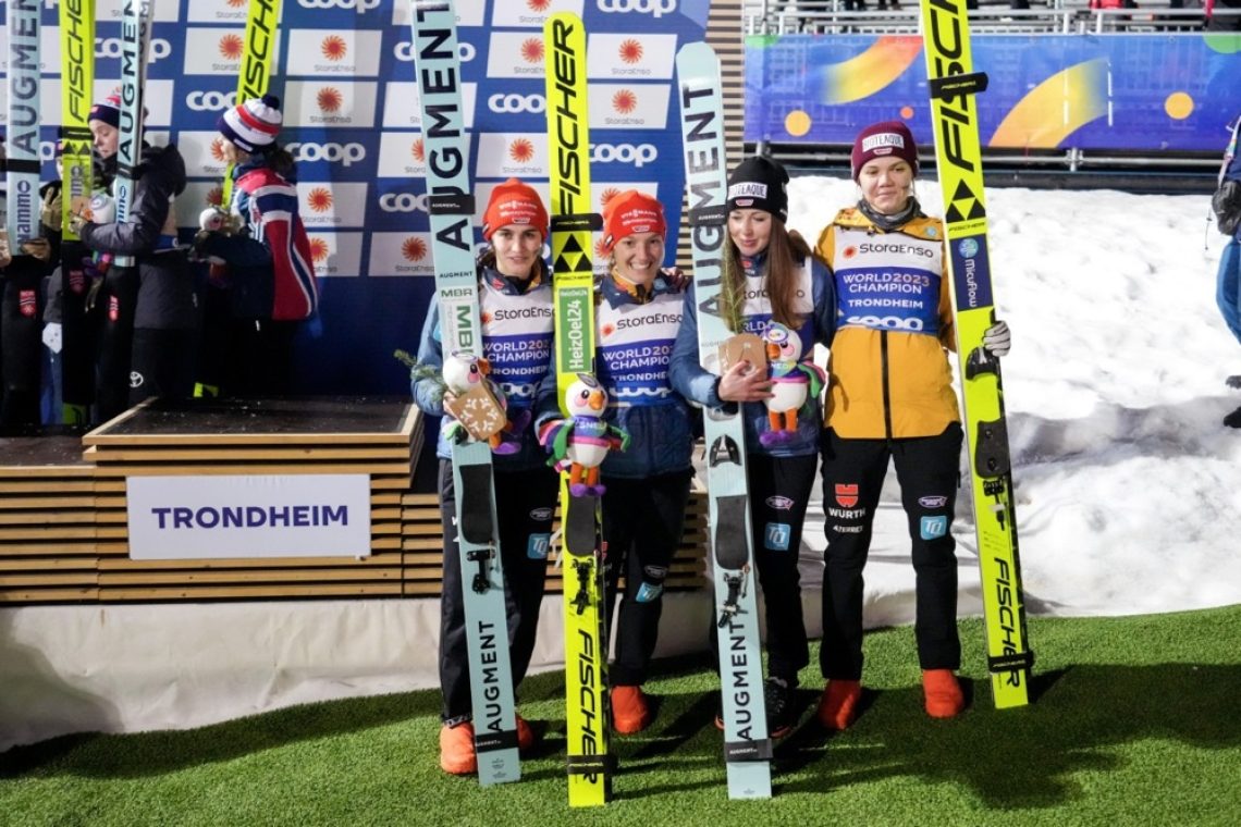 Slovenske skakalke ekipno četrte na SP na Norveškem
