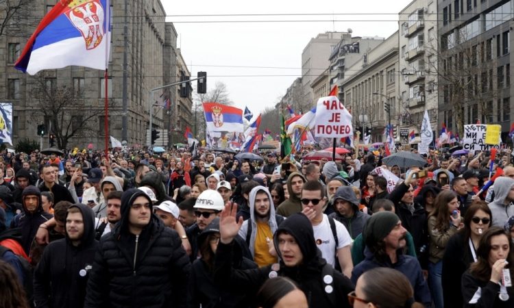 V Beogradu množični protivladni protesti kljub močnim varnostnim ukrepom