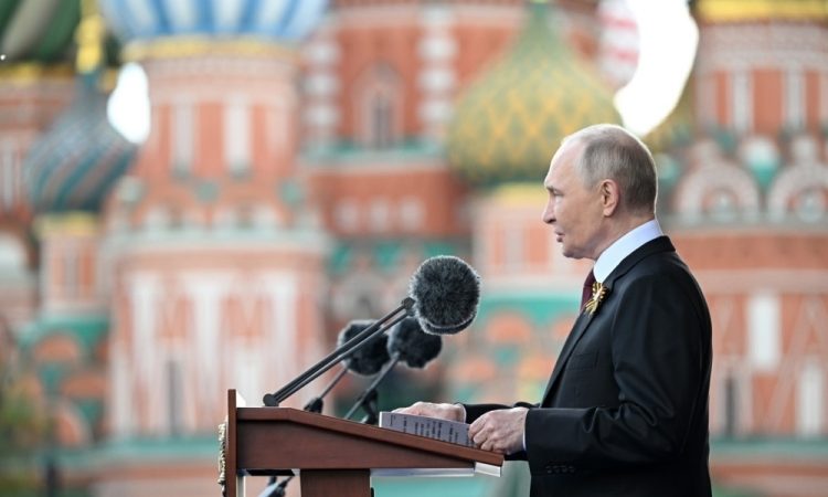 Putin na paradi v Moskvi napovedal nepopustljiv boj proti nacizmu in rusofobiji
