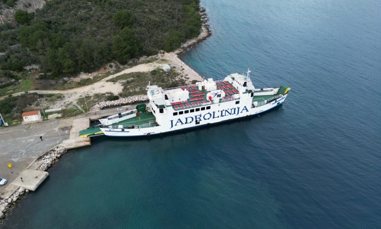 Prebivalci Cresa in Lošinja od julija s prednostjo pri vkrcanju na trajekt 