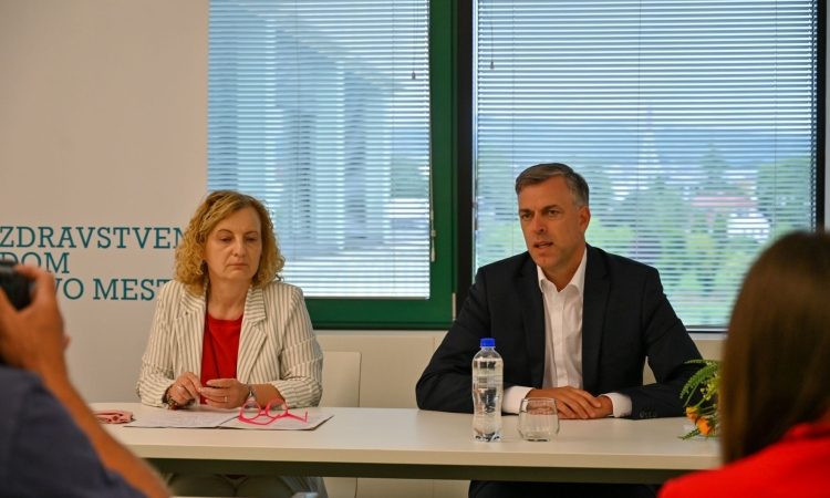 Novo mesto zavrača očitke o zanemarjanju pediatrije in opozarja na sistemske težave