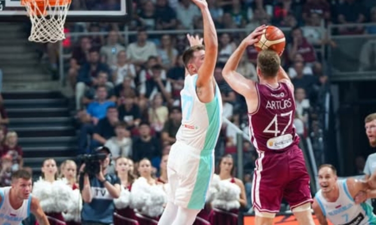 Poraz z Latvijo in poškodba Luke Dončića v Rigi