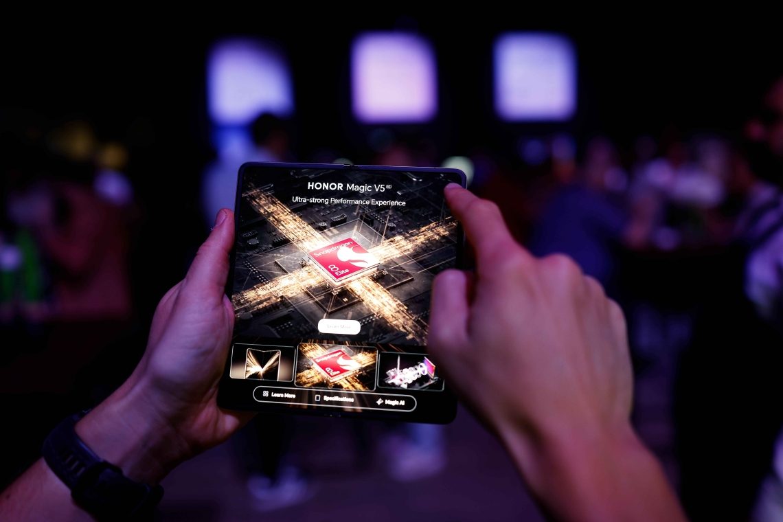 Honor na Ljubljanskem gradu predstavil najtanjši zložljivi telefon Magic V5