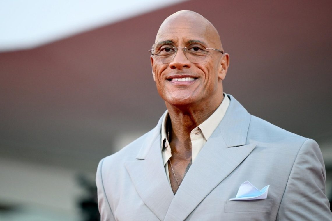 Dwayne Johnson v Benetkah presenetil z novo podobo za vlogo Marka Kerra