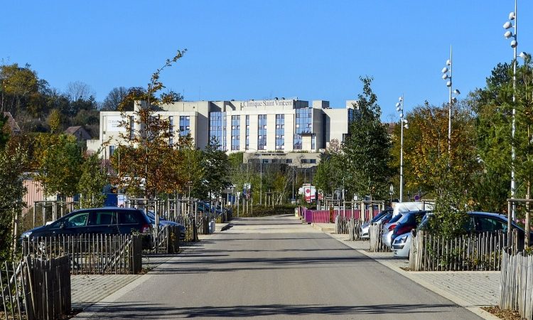 V Franciji se je začelo sojenje anesteziologu, obtoženemu zastrupitve 30 pacientov