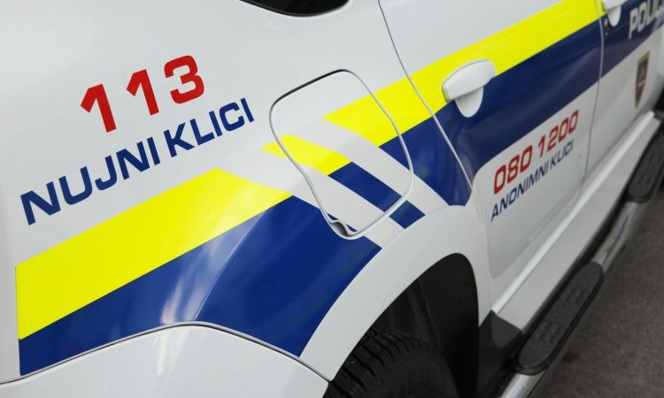 Moški med upiranjem poškodoval policistko