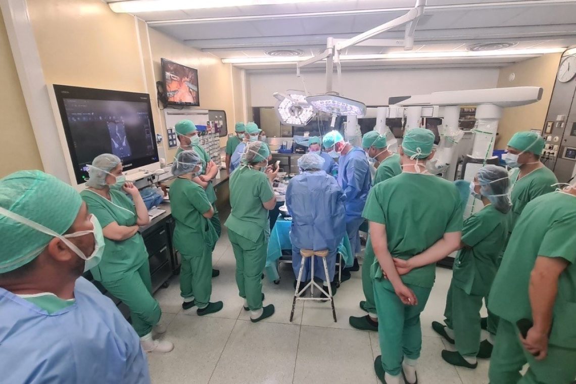 Prva robotsko asistirana presaditev ledvice z živim darovalcem v Sloveniji