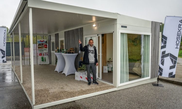 Radenska predala ključe mobilne hiške srečnemu nagrajencu iz Zagorja
