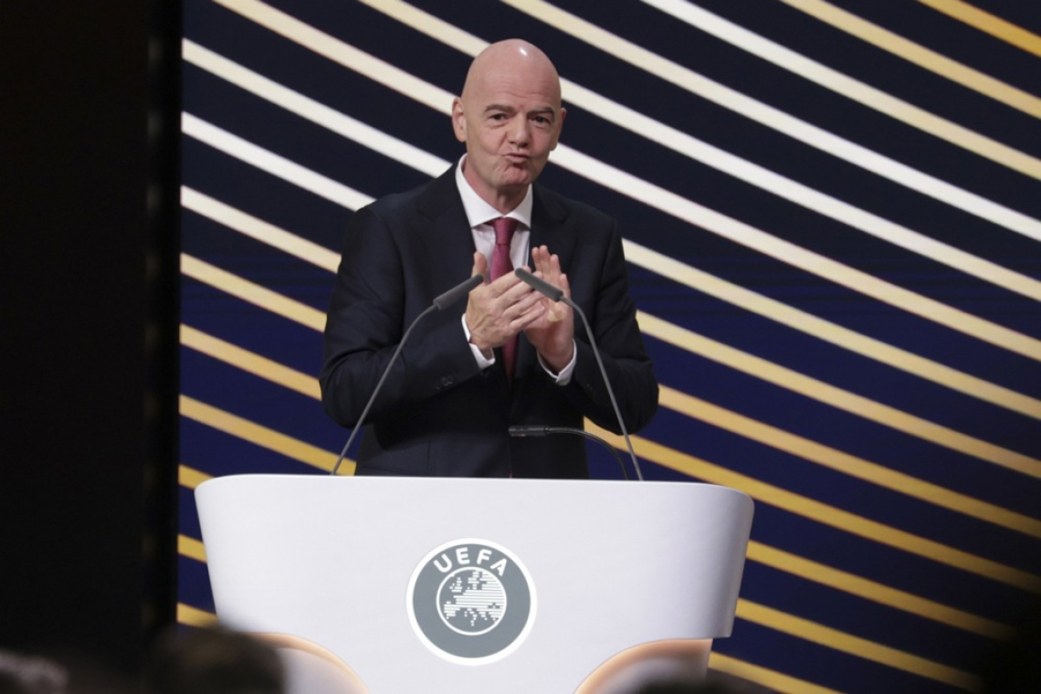 Infantino: Rdeči karton za igralce, ki si med govorjenjem zakrivajo usta