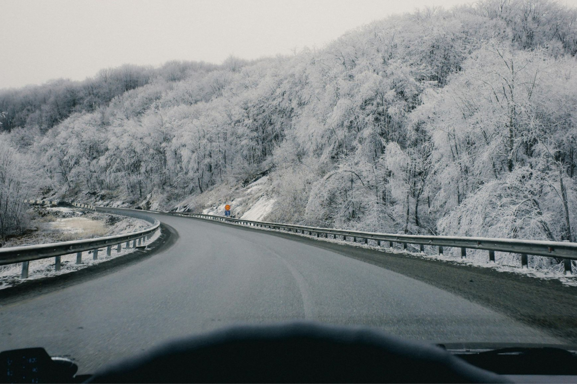 Sneg do nižin in močan veter povzročata težave v prometu
