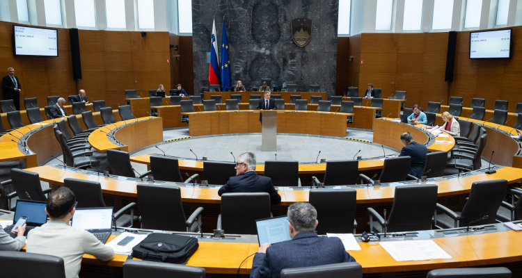 DZ potrdil mandate in uradno začel deseti sklic