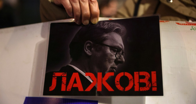 V Srbiji zgorel avtobus podpornika študentskih protestov